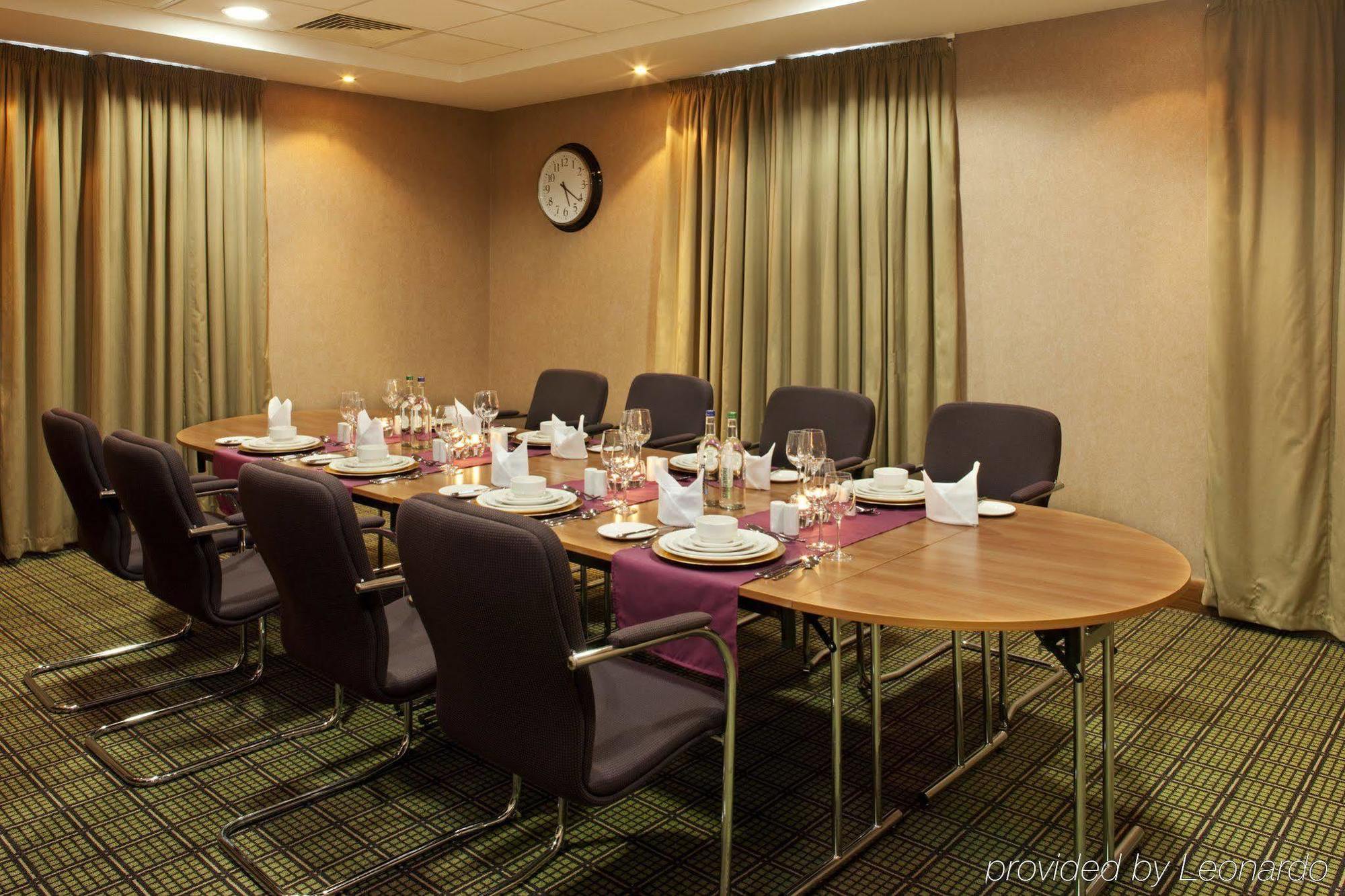 Holiday Inn Stevenage By Ihg מסעדה תמונה